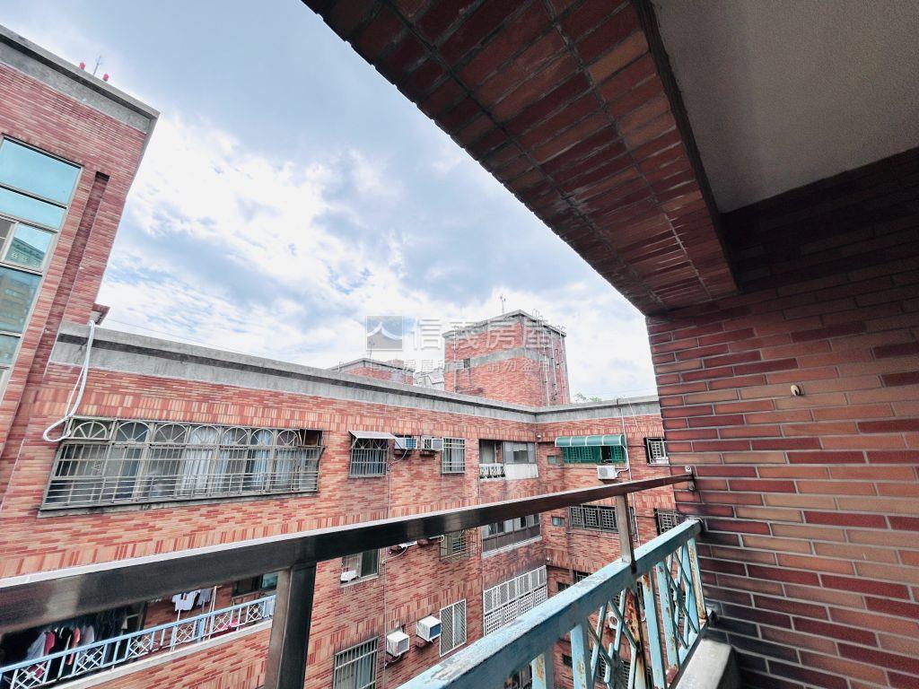 名峰花都三房車位房屋室內格局與周邊環境