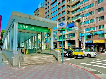 松山車站稀有金店面人潮多