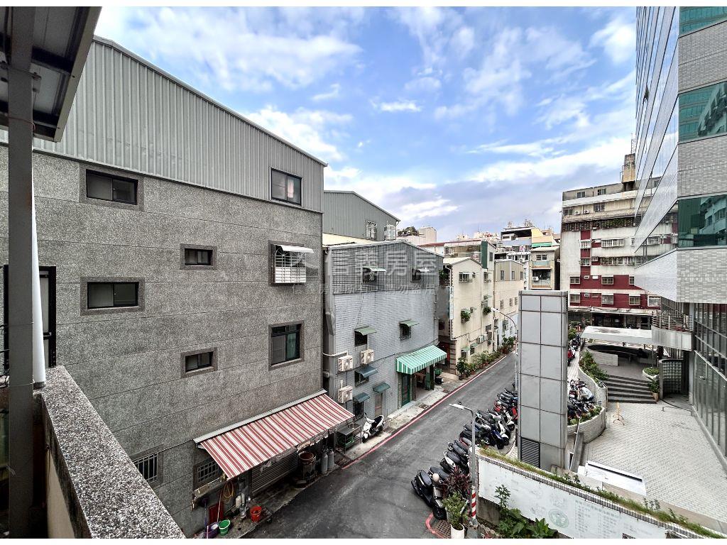 ３６地坪稀有營運中診所房屋室內格局與周邊環境