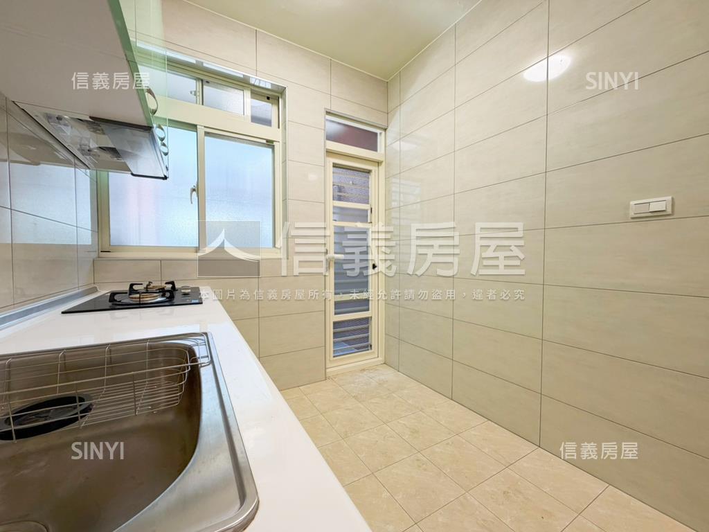秀朗捷運站美妝三樓房屋室內格局與周邊環境