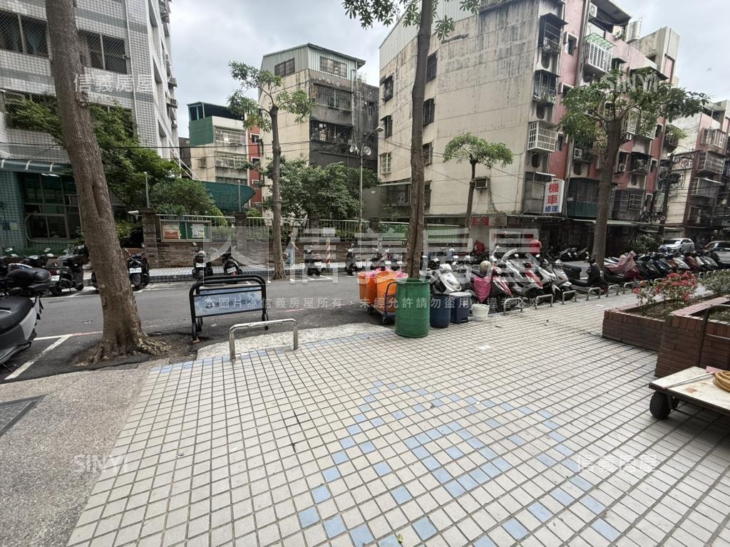 光華國小高樓電梯大三房房屋室內格局與周邊環境