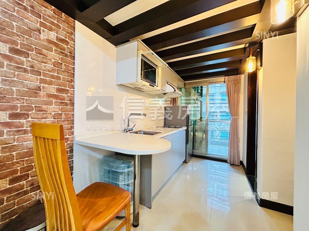 時尚挑高阿摩２房屋室內格局與周邊環境