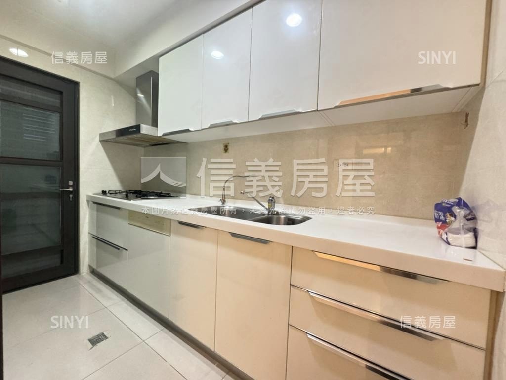 太子１０１坡平車位２房房屋室內格局與周邊環境