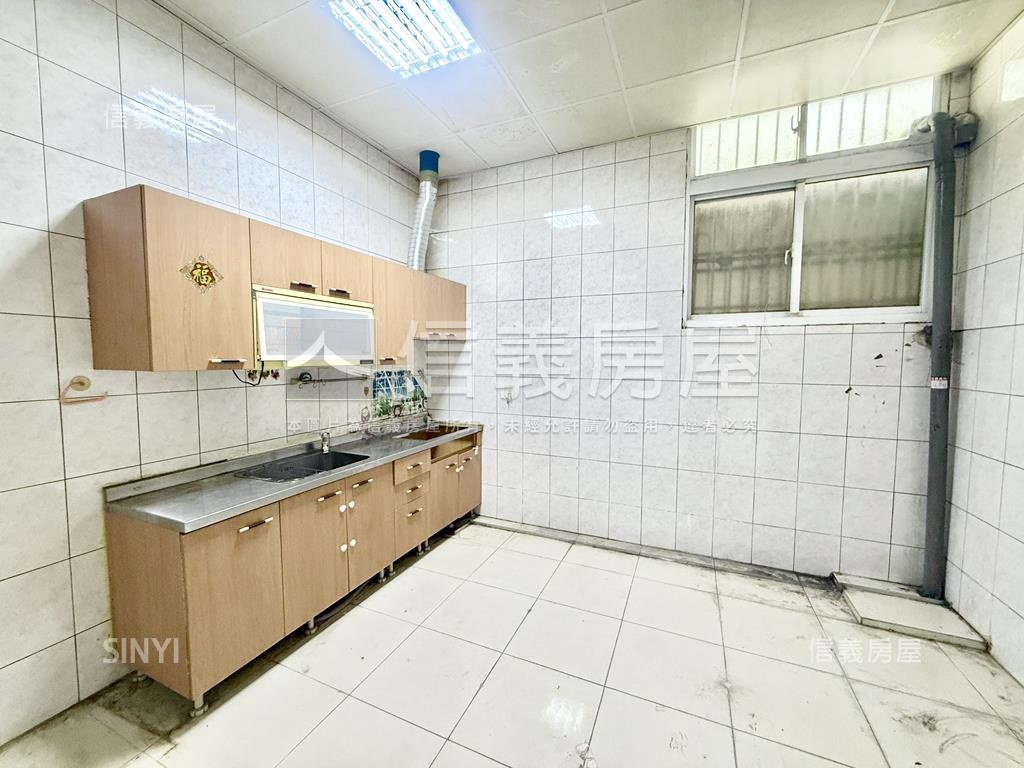 小港臨路質感車墅房屋室內格局與周邊環境