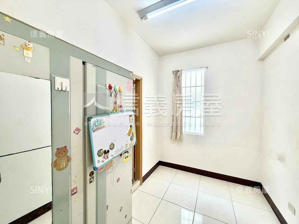 小港臨路質感車墅房屋室內格局與周邊環境