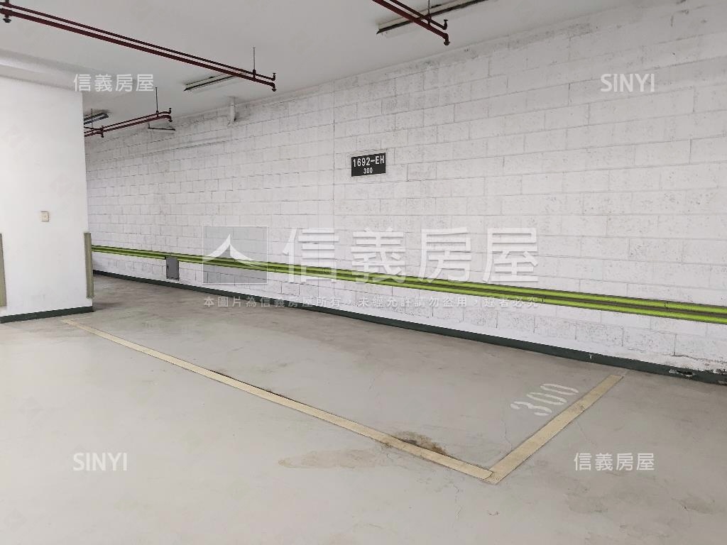 世界之頂坡道平面大車位房屋室內格局與周邊環境