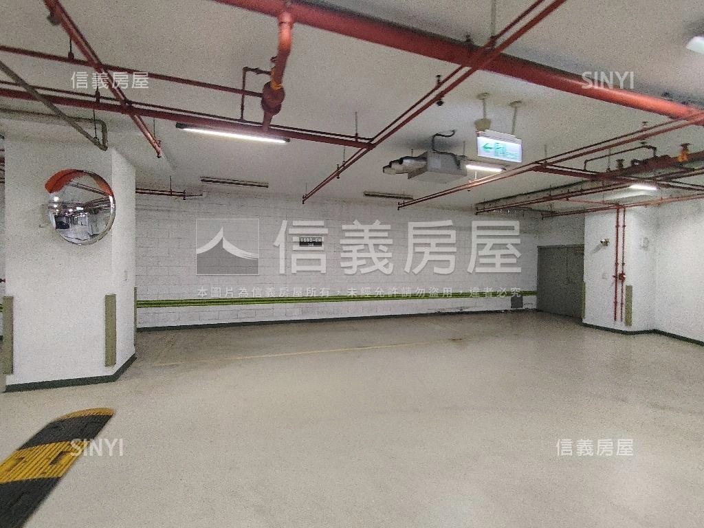 世界之頂坡道平面大車位房屋室內格局與周邊環境