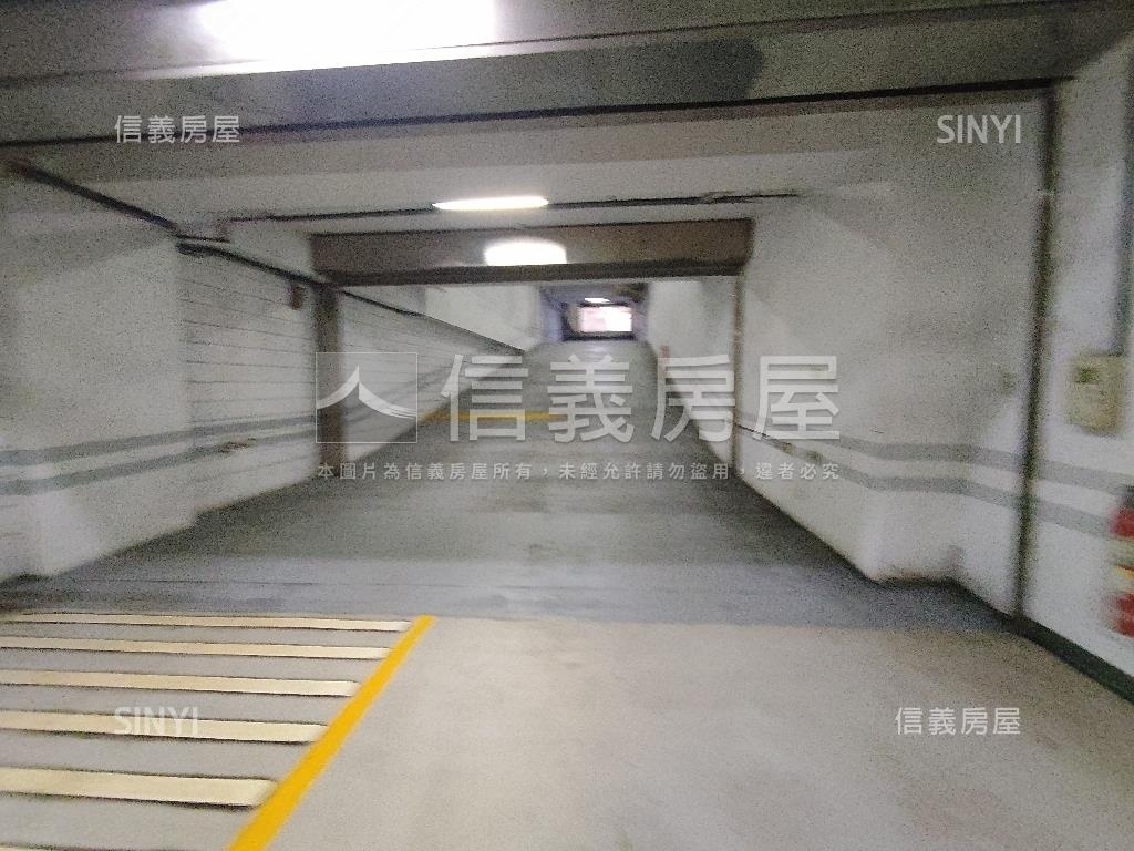 世界之頂坡道平面大車位房屋室內格局與周邊環境