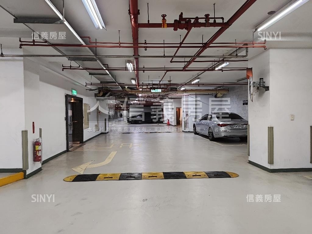 世界之頂坡道平面大車位房屋室內格局與周邊環境