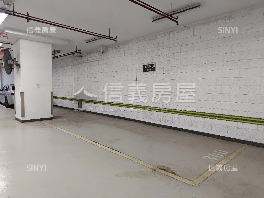 世界之頂坡道平面大車位房屋室內格局與周邊環境