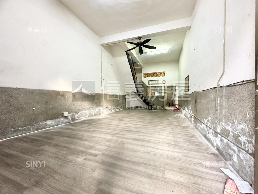 近文山特區正街騎樓透天房屋室內格局與周邊環境