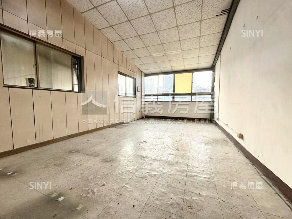 近文山特區正街騎樓透天房屋室內格局與周邊環境