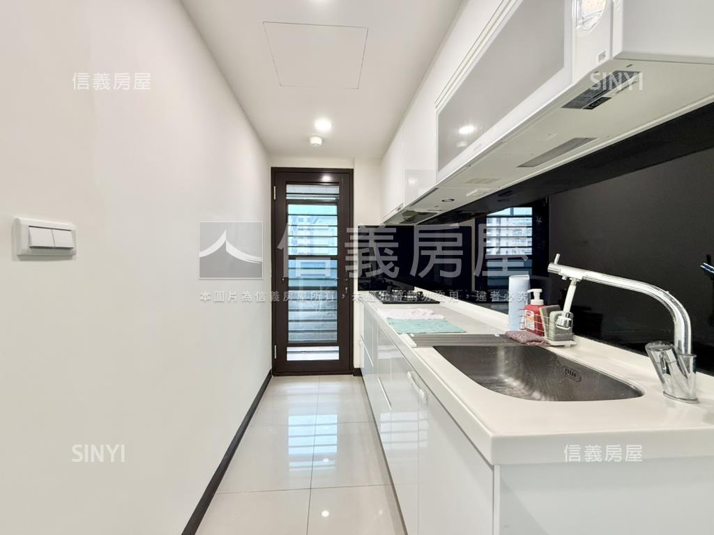 布拉諾高樓邊間美二房車位房屋室內格局與周邊環境