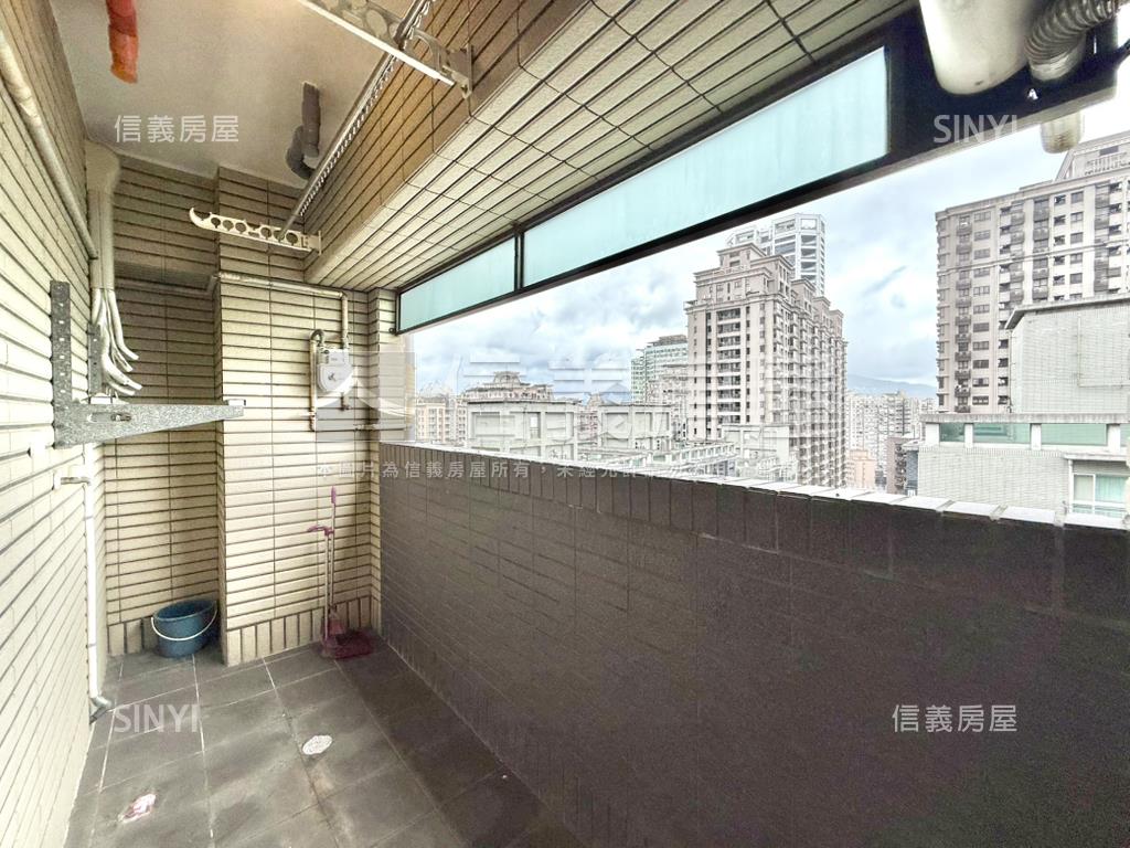 布拉諾高樓邊間美二房車位房屋室內格局與周邊環境