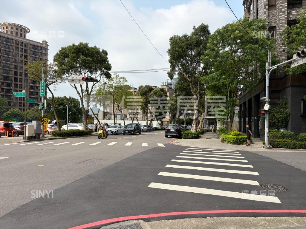 和毅上景坡道平面車位房屋室內格局與周邊環境
