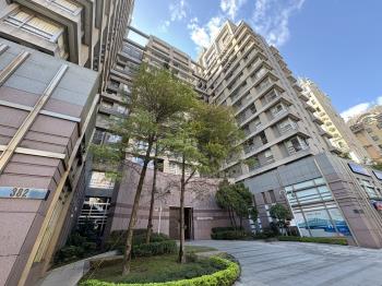 水明漾。公園路樹景明亮宅