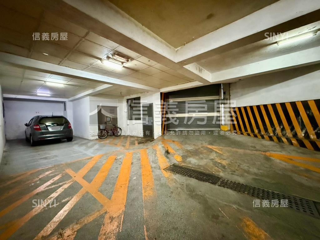 錦德公園坡道平面車位房屋室內格局與周邊環境