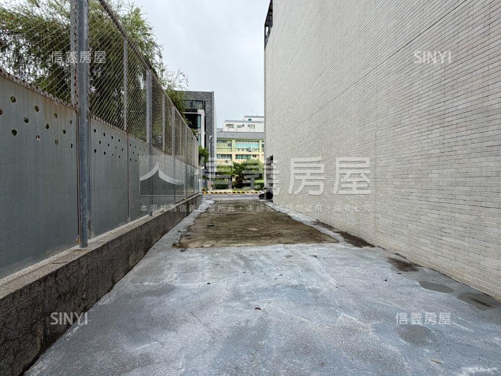 正文平路面寬約５米土地房屋室內格局與周邊環境