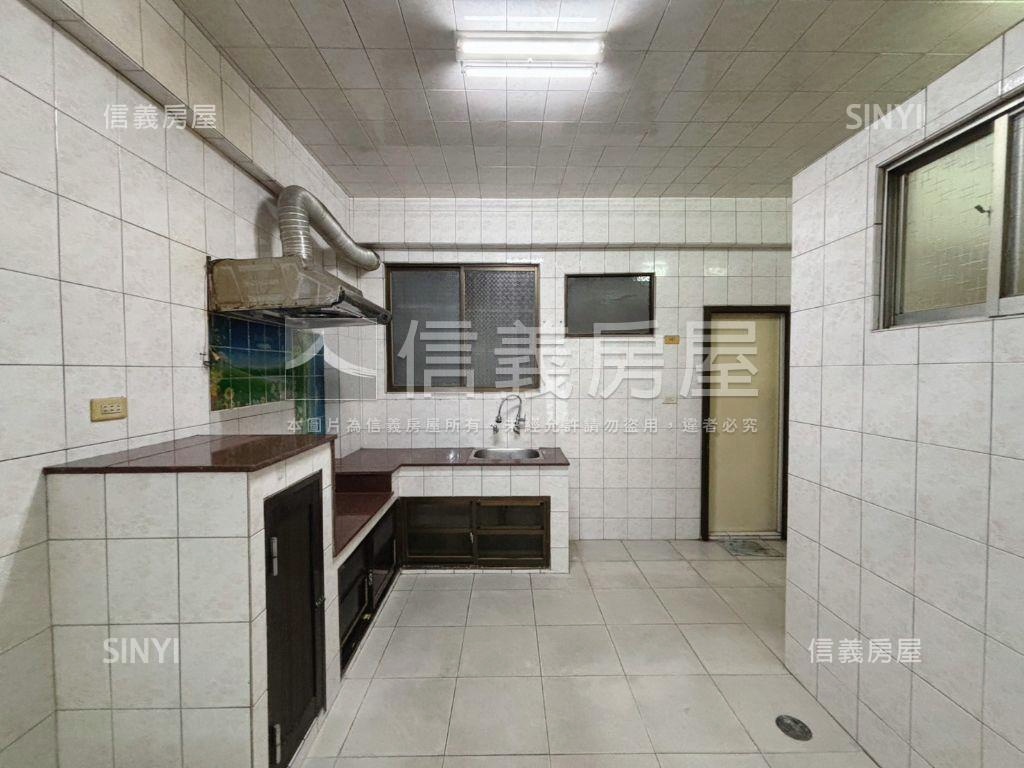 中華北路正路面金店面房屋室內格局與周邊環境