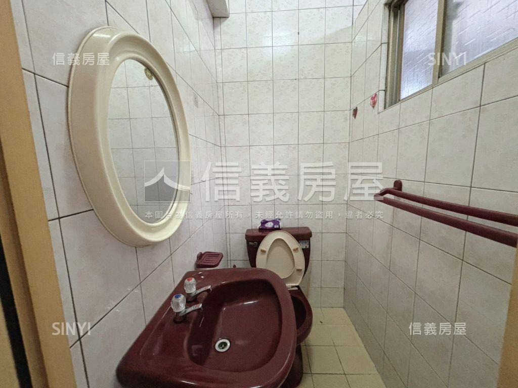 中華北路正路面金店面房屋室內格局與周邊環境