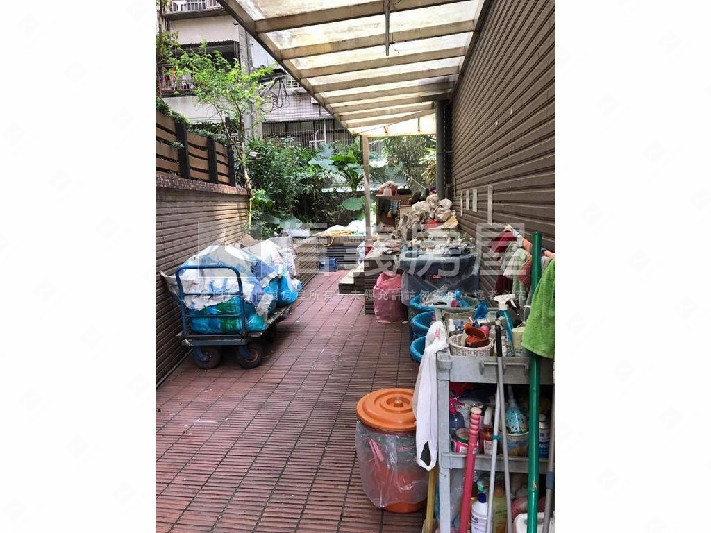 東方文華挑高４米５房屋室內格局與周邊環境
