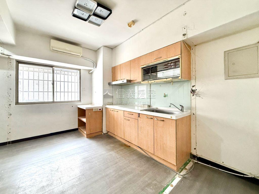 漢口路黃金商圈正３樓店面房屋室內格局與周邊環境
