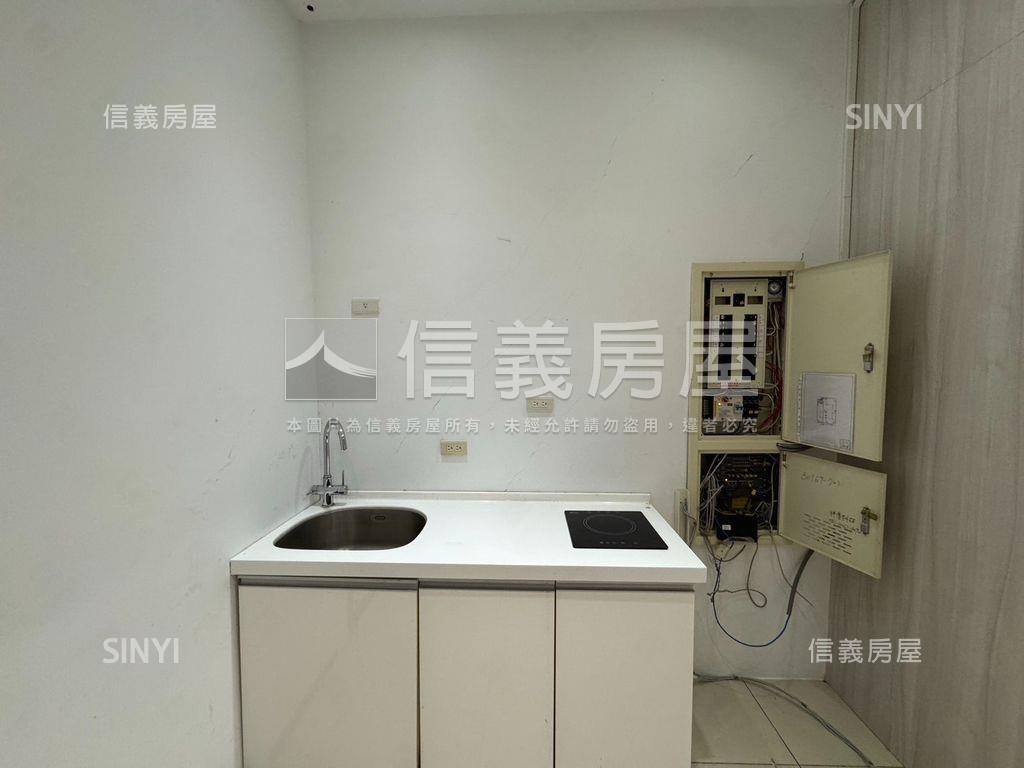 專任安康站前捷運口店面房屋室內格局與周邊環境