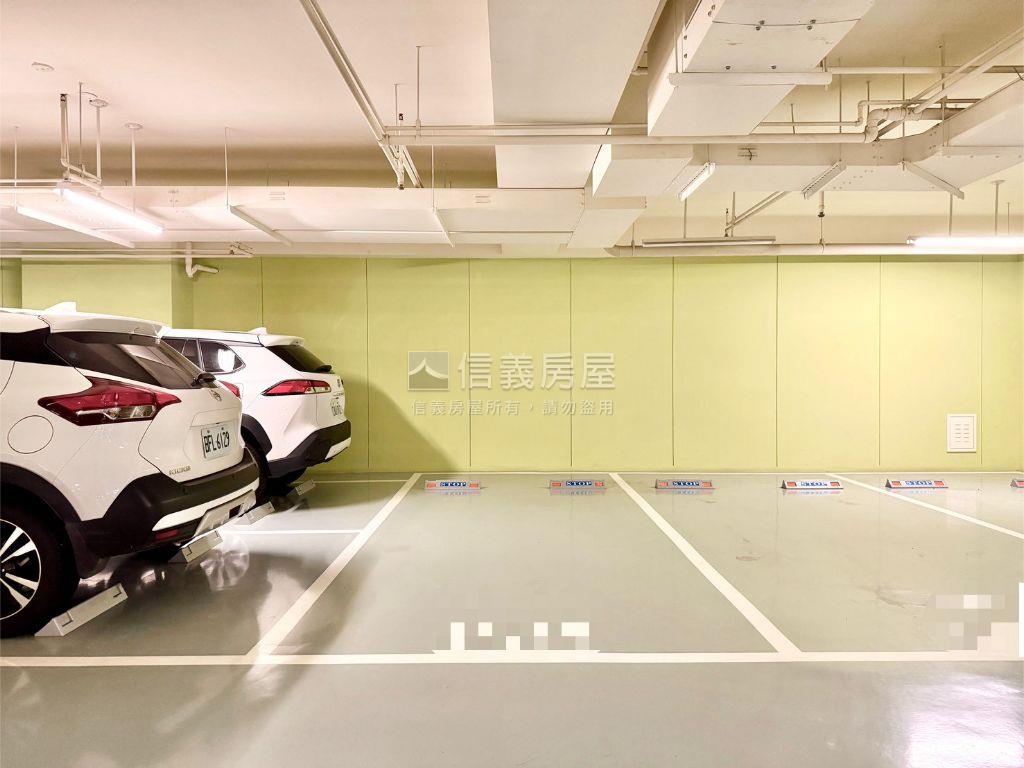 近捷運站陽台進出兩房平車房屋室內格局與周邊環境