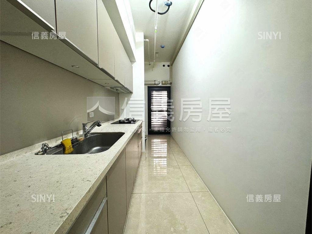 巨蛋首排時尚京城三房平車房屋室內格局與周邊環境
