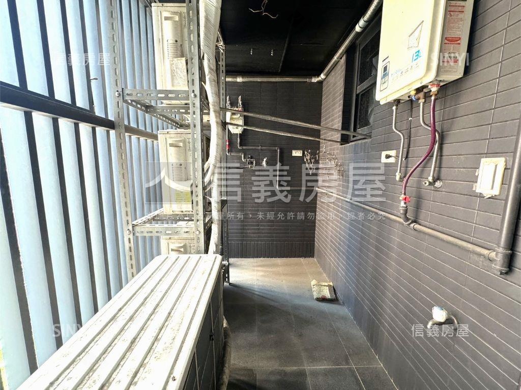 巨蛋首排時尚京城三房平車房屋室內格局與周邊環境