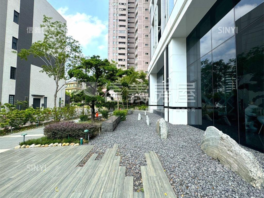巨蛋首排時尚京城三房平車房屋室內格局與周邊環境