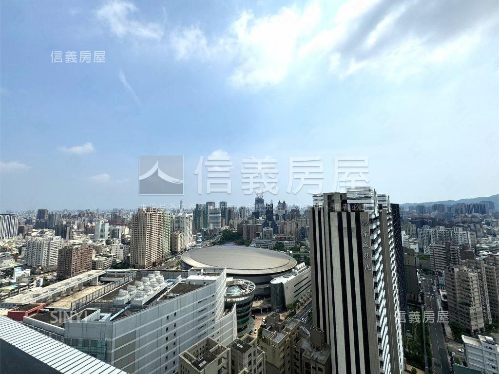 巨蛋首排時尚京城三房平車房屋室內格局與周邊環境