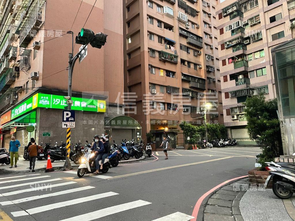 稀有釋出綠意盎然三房車位房屋室內格局與周邊環境