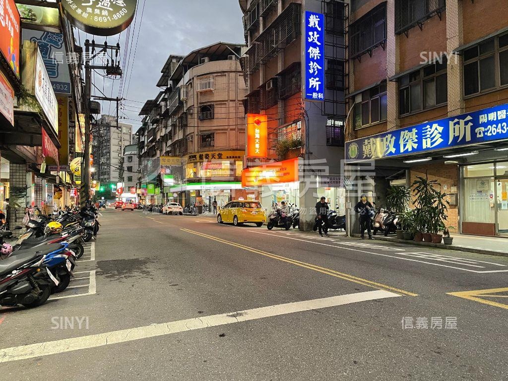 稀有釋出綠意盎然三房車位房屋室內格局與周邊環境