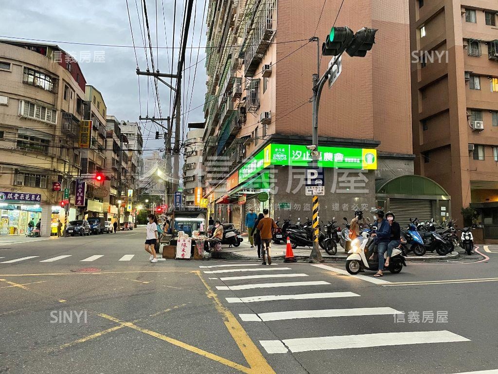 稀有釋出綠意盎然三房車位房屋室內格局與周邊環境