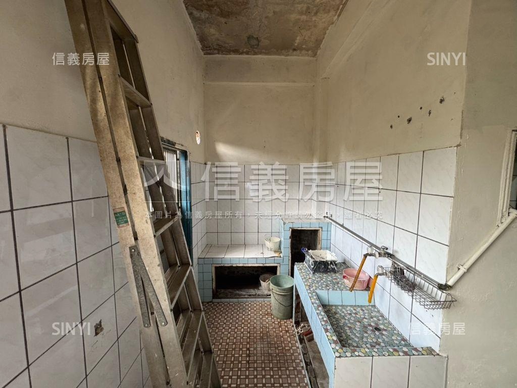 專任☆新光路二段透天房屋室內格局與周邊環境