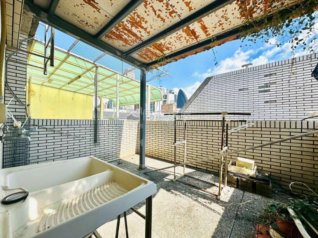 正朝馬路質感店面房屋室內格局與周邊環境