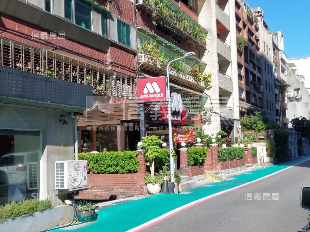 連鎖品牌。金店面房屋室內格局與周邊環境
