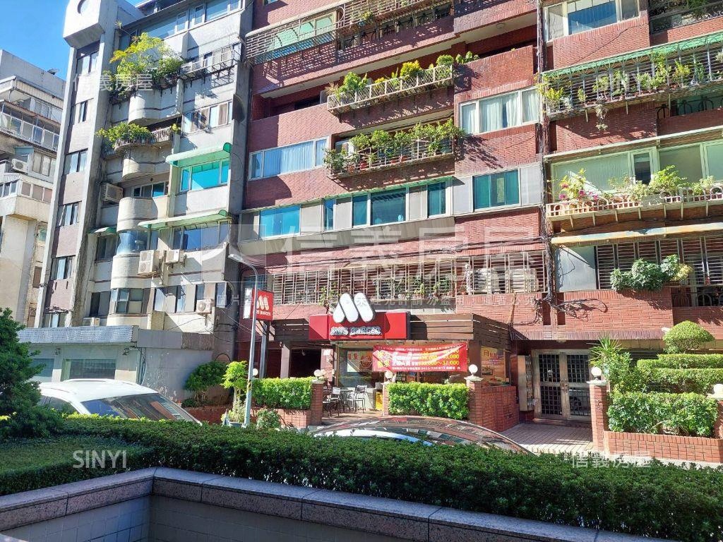 連鎖品牌。金店面房屋室內格局與周邊環境