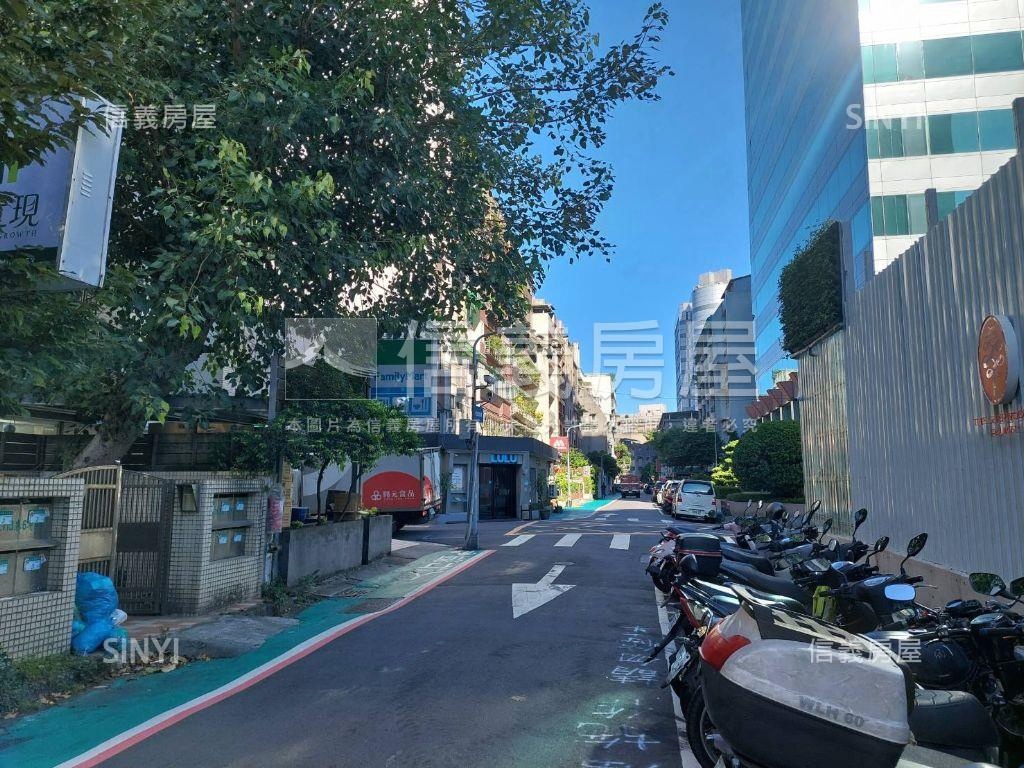 連鎖品牌。金店面房屋室內格局與周邊環境