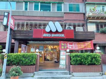 連鎖品牌。金店面