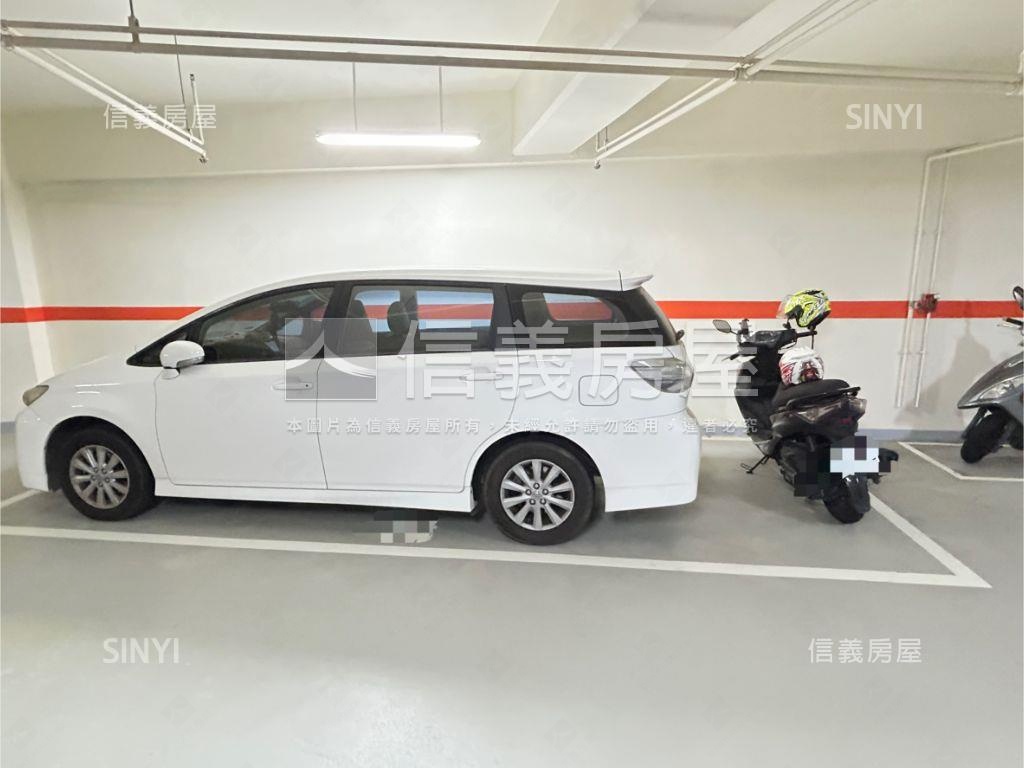 冠軍城峰三房平面車位房屋室內格局與周邊環境