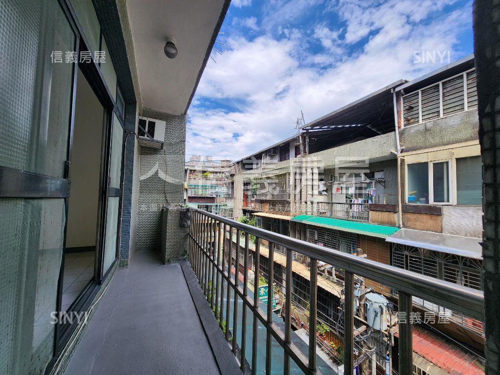 中和精華商圈頂樓加蓋房屋室內格局與周邊環境