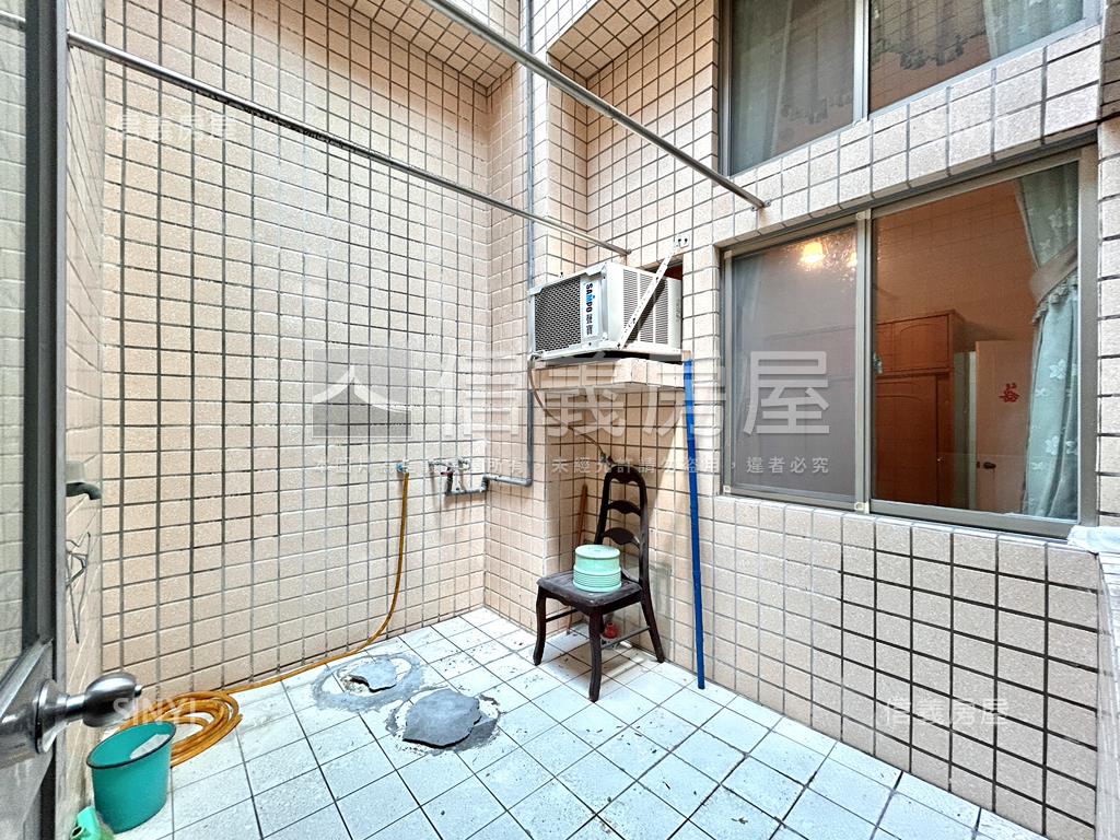 挑高面中庭公園家房屋室內格局與周邊環境