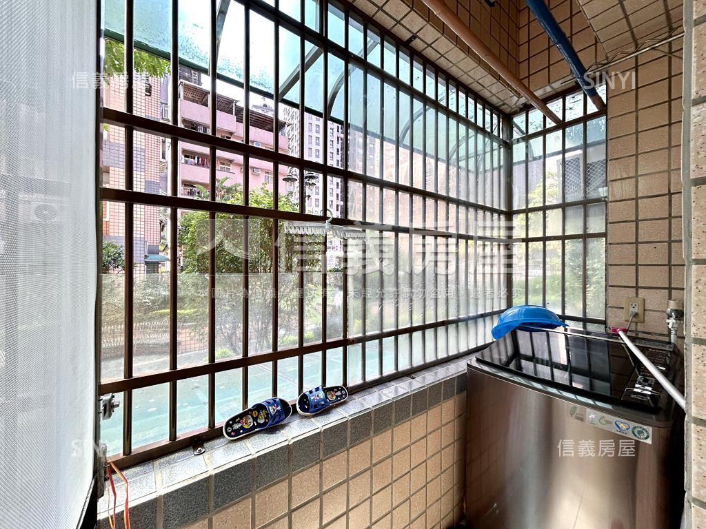 挑高面中庭公園家房屋室內格局與周邊環境