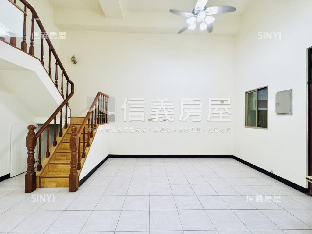 屋主大拇指挑高大美宅平車房屋室內格局與周邊環境