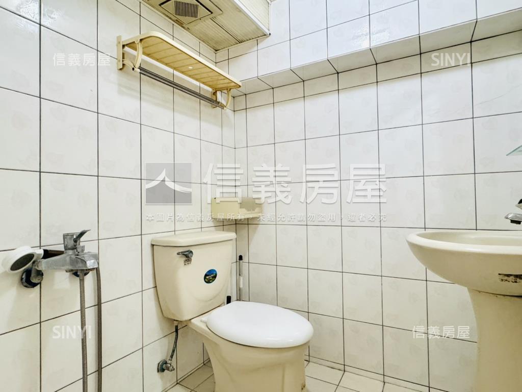 屋主大拇指挑高大美宅平車房屋室內格局與周邊環境