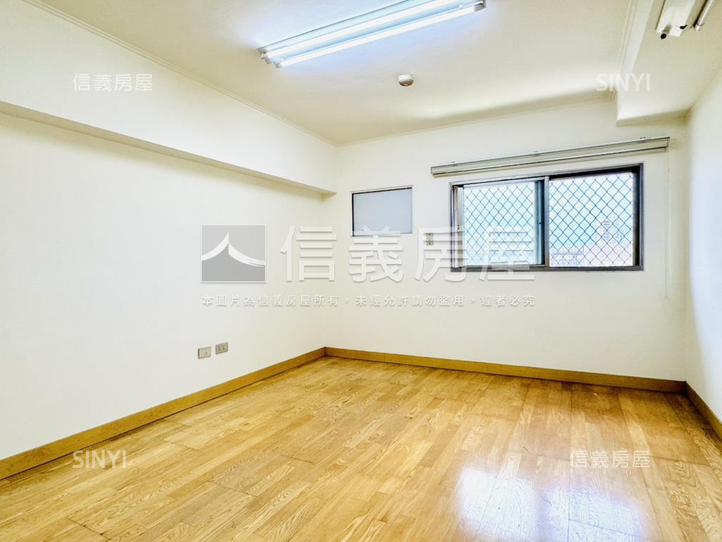 屋主大拇指挑高大美宅平車房屋室內格局與周邊環境