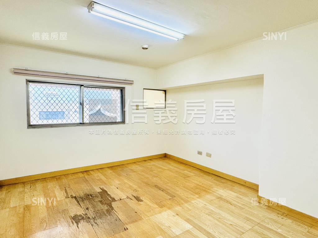 屋主大拇指挑高大美宅平車房屋室內格局與周邊環境