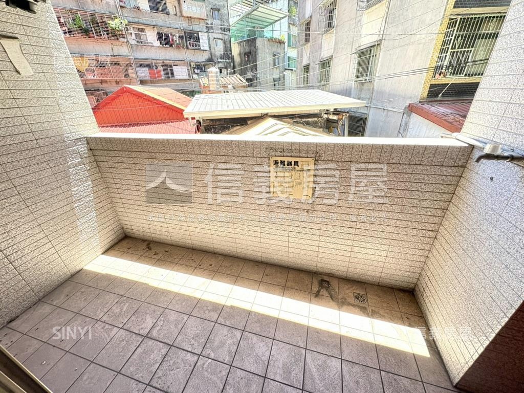 新店安康電梯大空間附車位房屋室內格局與周邊環境
